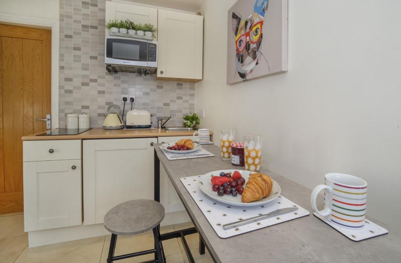 The Beehive Studio Apartment Йорк Екстериор снимка